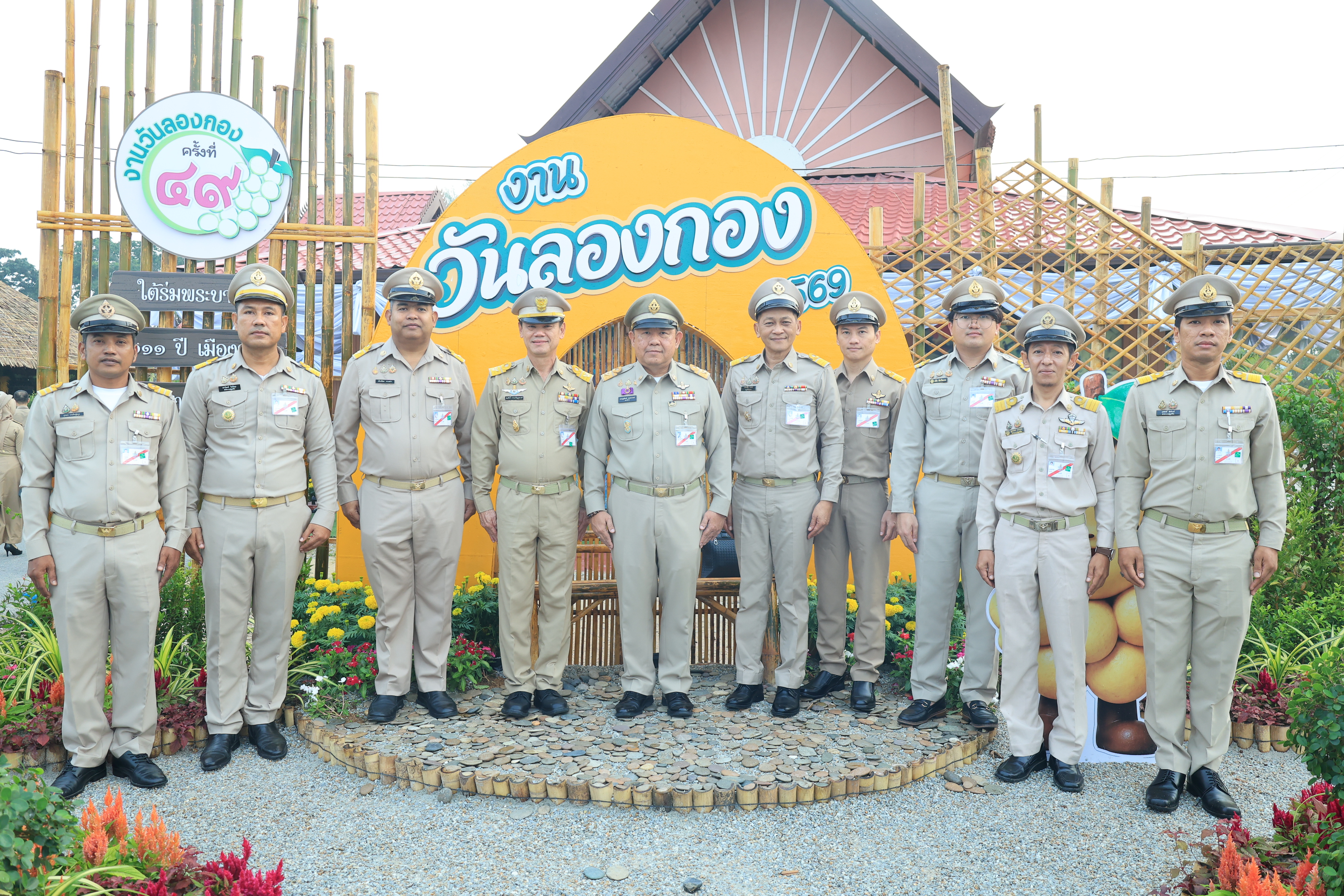 title - เลขาธิการ ส.ป.ก. พร้อมคณะ เตรียมความพร้อมในโอกาสเฝ้าฯ รับเสด็จ สมเด็จพระกนิษฐาธิราชเจ้า กรมสมเด็จพระเทพรัตนราชสุดาฯ สยามบรมราชกุมารี เป็นองค์ประธานเปิดงานวันลองกอง ของดีเมืองนรา ครั้งที่ 49 ปี 2569 และทอดพระเนตรนิทรรศการภายในงานเยี่ยมชมบูธนิทรรศการ ของ ส.ป.ก.นราธิวาส ภายในงานวันลองกอง ของดีเมืองนรา ครั้งที่ 49 ปี 2569  